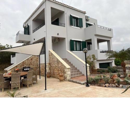 Paradisos Villa - A 4-Bedroom Villa With outdoor Dinning and seating