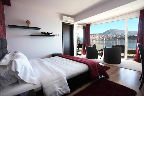 Paralimnio Suites