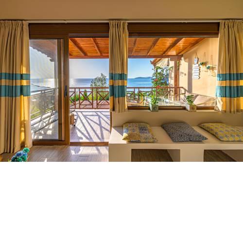 Paralio Astros Beachfront Suite