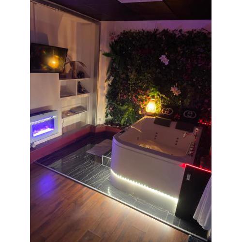 Paris 9 Love Room Jacuzzi
