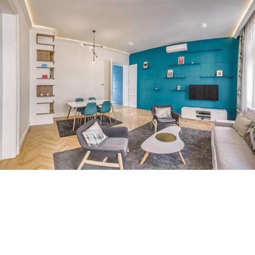 Parisian Elegance Covered in Chic Turquoise Shades