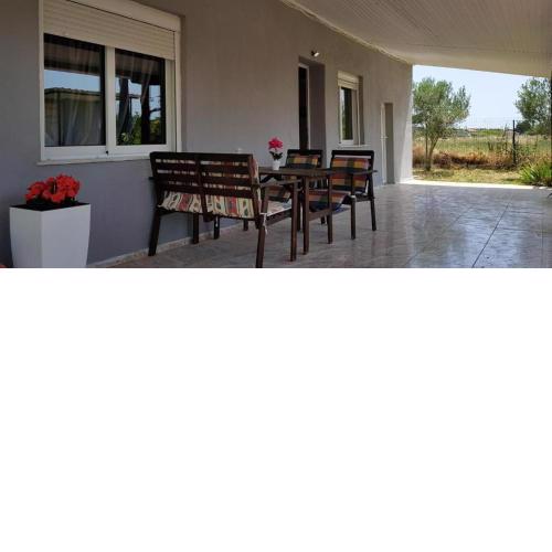 Peaceful detached house 500m from beach, sleeps 7