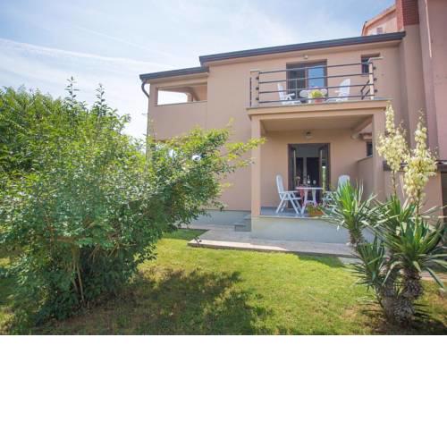 Peaceful Holiday Home near Sea in Tar