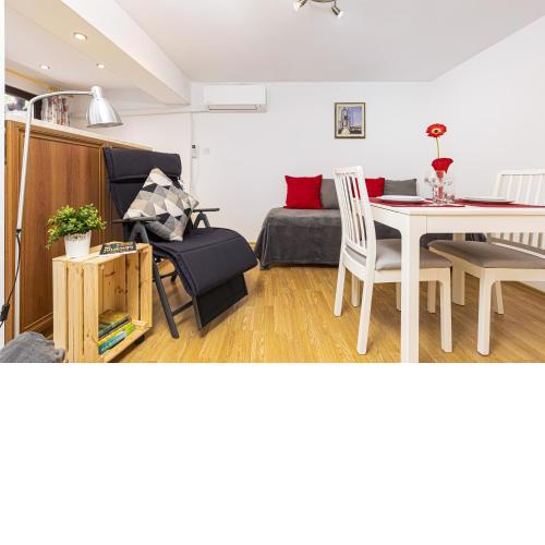 Peaceful Riverside Studio with private Patio Garden Center