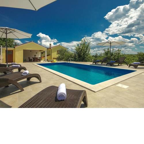 Peaceful Villa in Groznjan with Swimming Pool