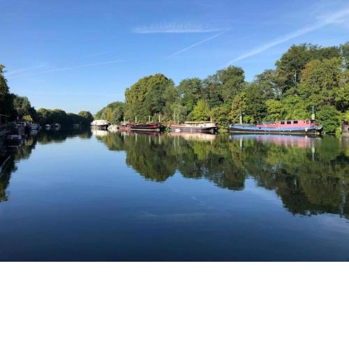 Péniche parisienne au fil de l'eau