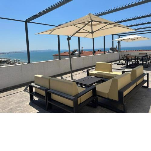 Penthouse apartment with terrace on the sea