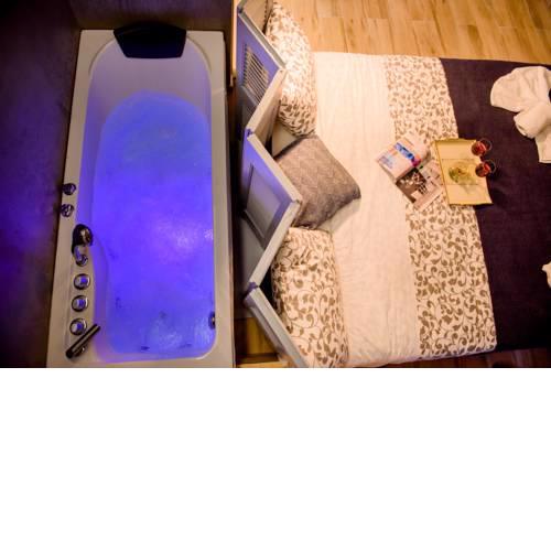 Perfectly located jacuzzi Apt