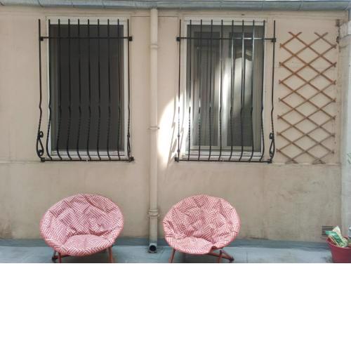 Petite maison avec cour dans les beaux quartiers-vous faites le ménage- very good prices for t-h-e location but you have to clea-n th-e flat