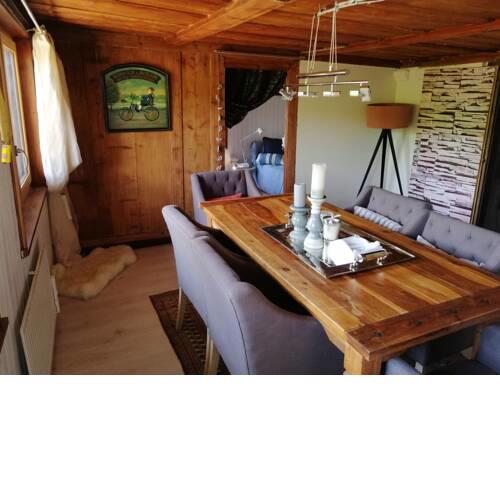 Petite maison sur la colline du Gibloux: 1chambre,1 salon et salle de bain privés au rez de chaussé, piscine extérieur et BBQ ,