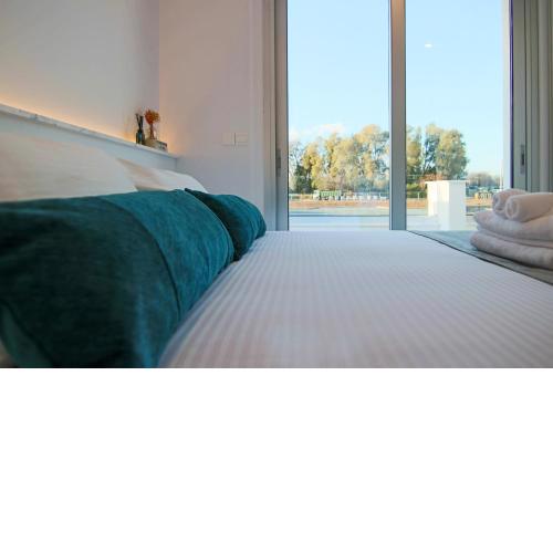 Phaedrus Living: Deluxe Harbour Suites 106
