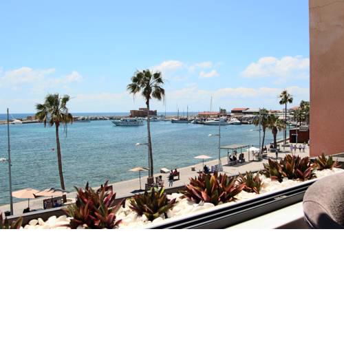 Phaedrus Living: Seaside Luxury Flat Marina Court 213