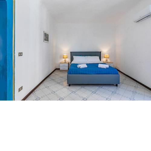 Piazza Pretoria & Quattro Canti Roomy Flats with Balconies