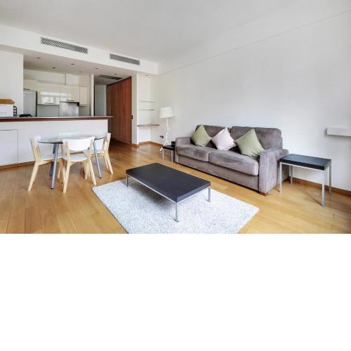 Pick A Flat's Apartment in Champs Elysées - Avenue Franklin Delano Roosevelt