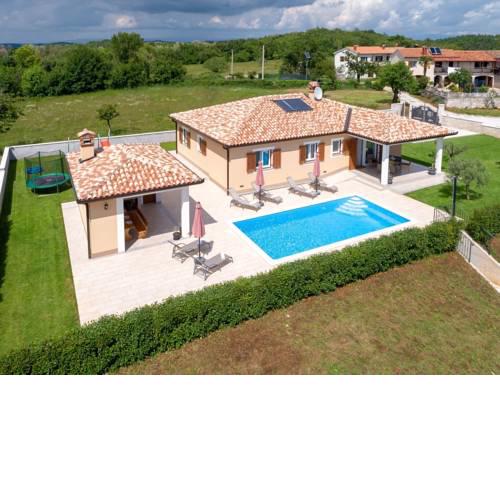 Picturesque Villa with Pool Amidst Vineyards in Tinjan