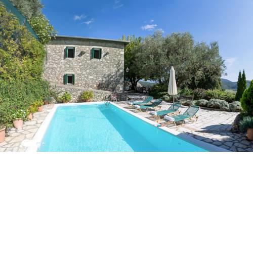 Pigadisanoi Villa Sleeps 8 with Pool Air Con and WiFi