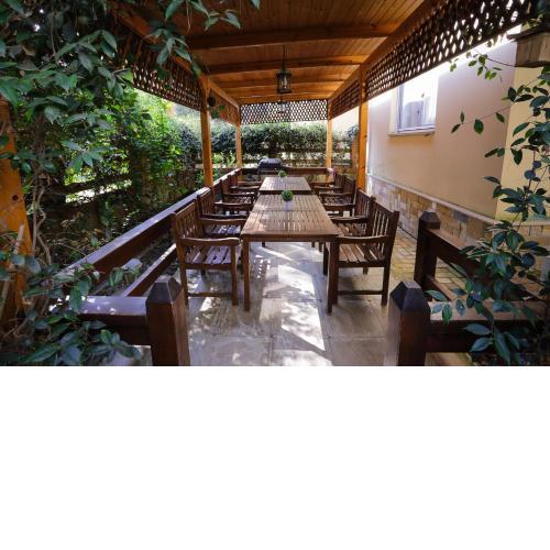 Pine-Tree Apt w/ Private Garden 50 m from the Sea