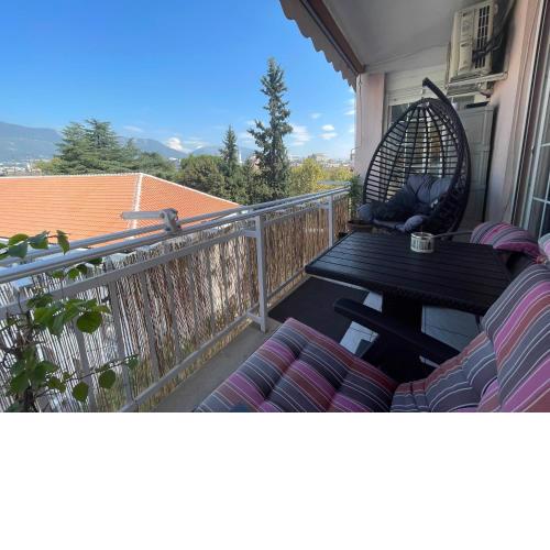 Pine-Tree Spacious 2 BDR Apartment near Tanners' Bridge with hot tub