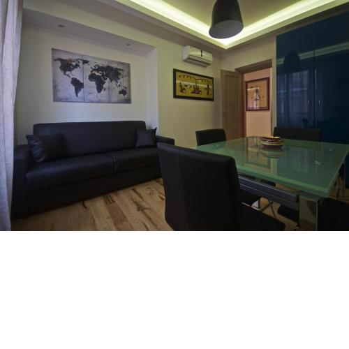 Piramide House