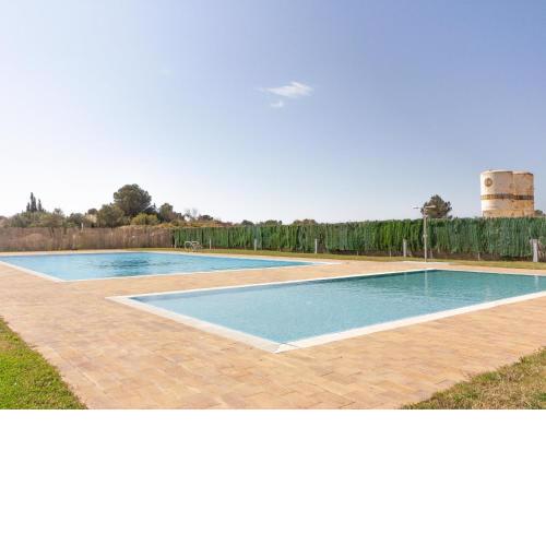 Piscina y en la playa margallo