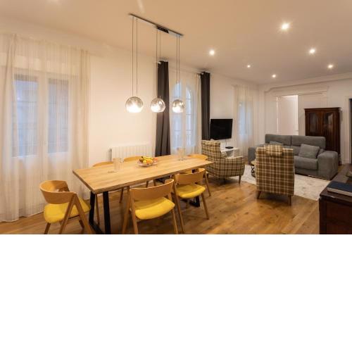 PISO EXCLUSIVO FRENTE AL CASCO VIEJO CON PARKING GRATIs