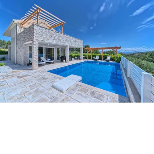 Pitve Villa Sleeps 10 with Pool Air Con and WiFi