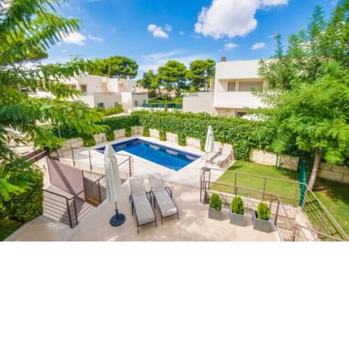 Platja de Muro Holiday Home Sleeps 8 with Pool Air Con and WiFi