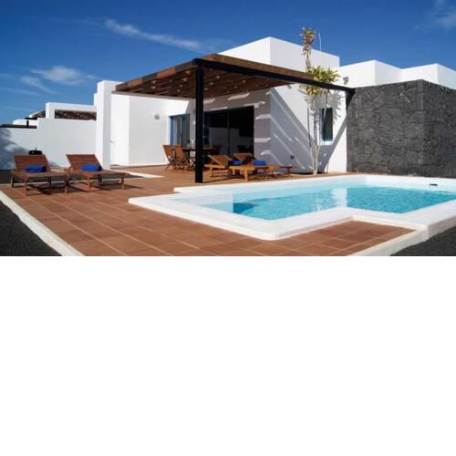 Playa Blanca Villa Sleeps 4 with Air Con and WiFi