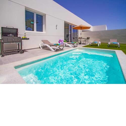 Playa Blanca Villa Sleeps 4 with Pool and Air Con