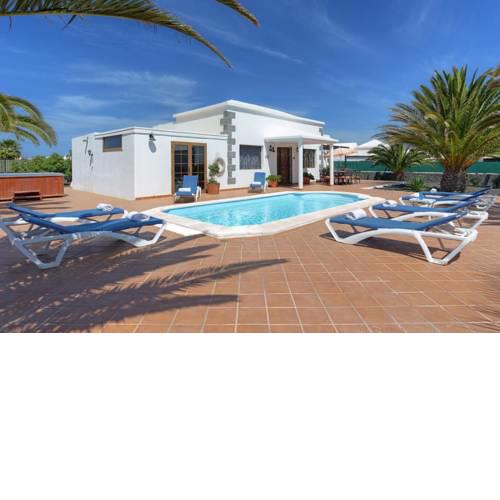 Playa Blanca Villa Sleeps 8 Pool WiFi T334676