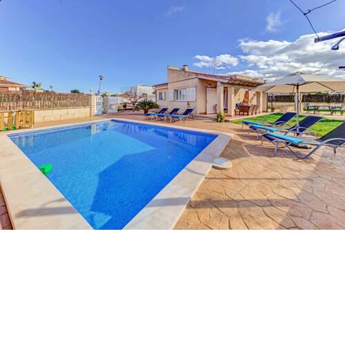 Playa de Muro Villa Sleeps 6 with Air Con and WiFi