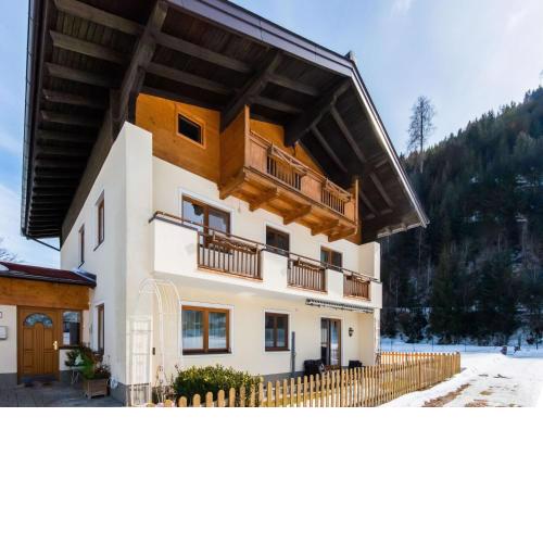 Pleasant apartment in Hollersbach im Pinzgau with garden