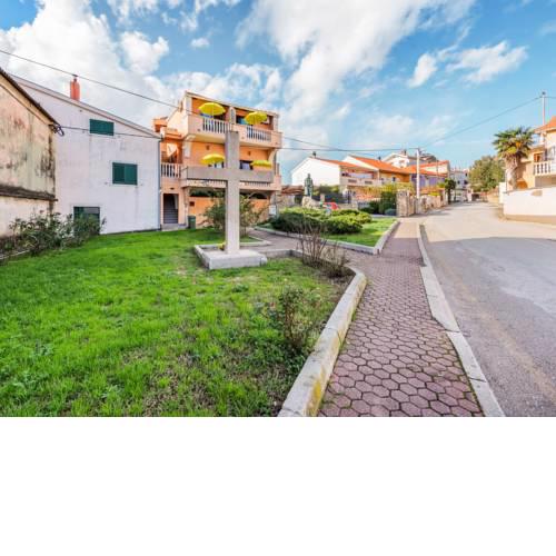 Pleasant Apartment in Posedarje near Sea