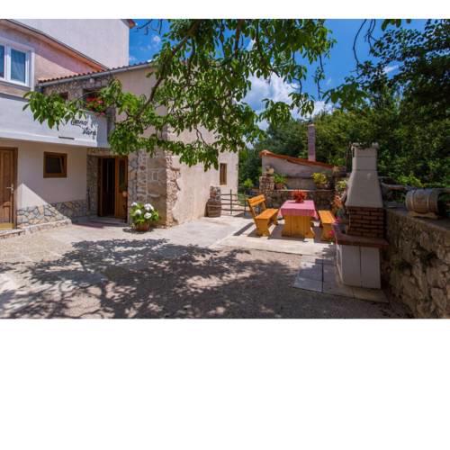 Pleasant, authentic holiday home in Polje, Krk. Just 2,5 km from the beach!
