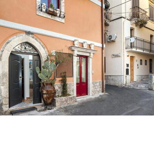 Pleasing house in the center of the famous Taormina and just 4 km from the sea
