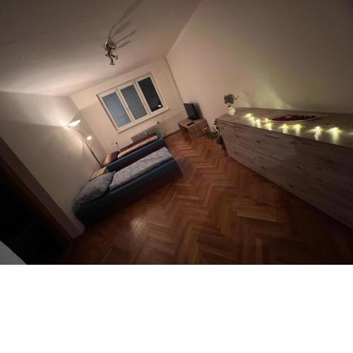 Plne vybavený trojiznový apartmán neďaleko centra