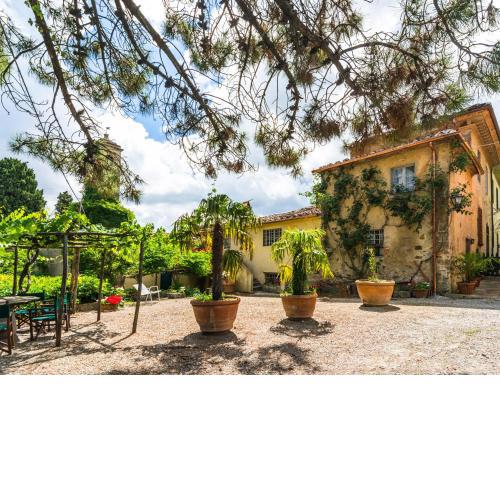Plush Farmhouse in Bacchereto with Swimming Pool