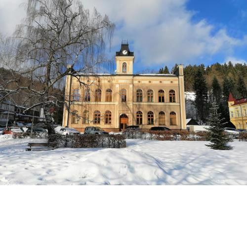 Pod střechou