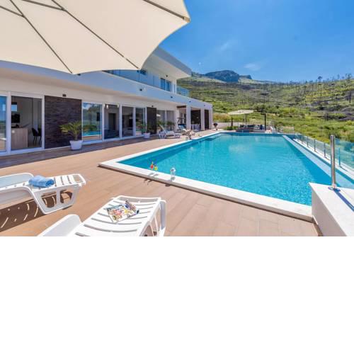 Podstrana Villa Sleeps 8 with Pool Air Con and WiFi