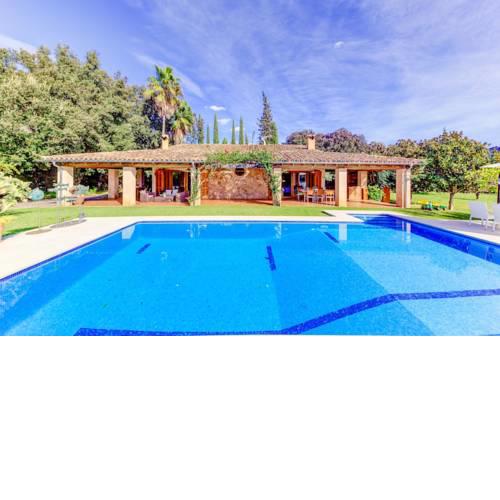 Pollenca Villa Sleeps 6 with Pool Air Con and WiFi