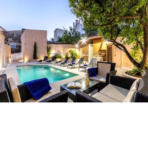 Pollenca Villa Sleeps 8 with Pool Air Con and WiFi