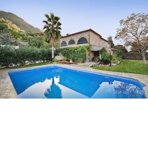 Pollenca Villa Sleeps 8 with Pool Air Con and WiFi