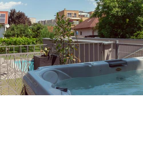 Pool and hot tub - Romantic Hideaway