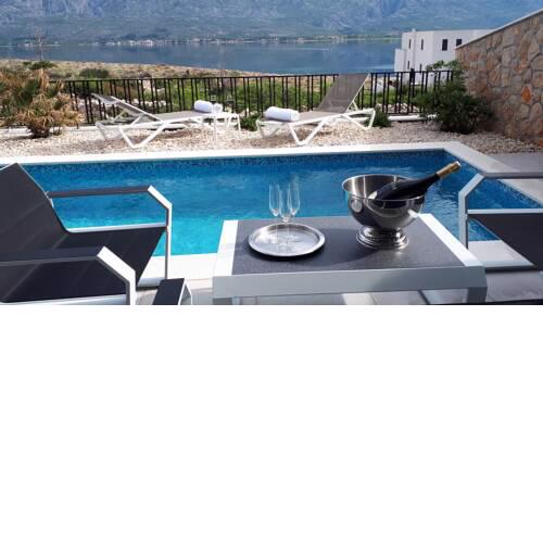 Pool and Sea Luxury Apartment