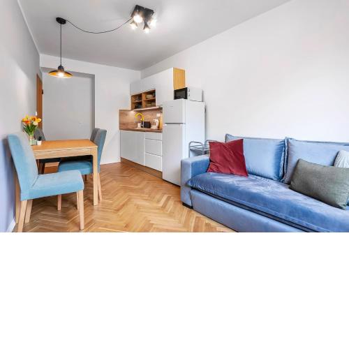 POPULAR LOCATION / STREET VIEW / 4 PPL / NETFLIX