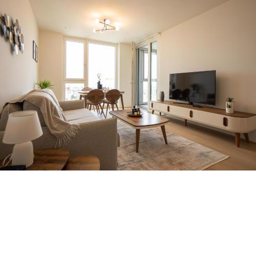 Posh apartment on 22nd floor + loggia, pool, gym, sauna