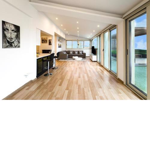 Posh & Panoramic 2BDR Rooftop 5 Min To Airport