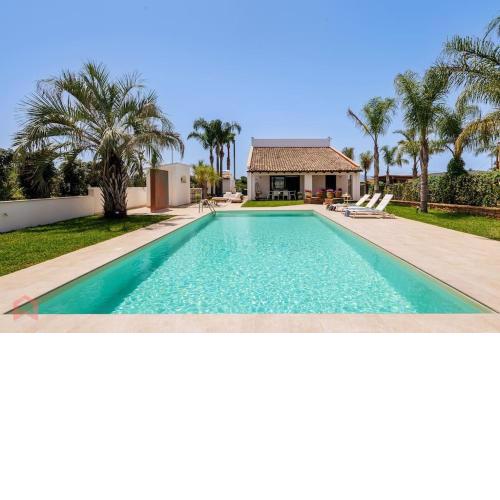 Posh villa with pool & jacuzzi