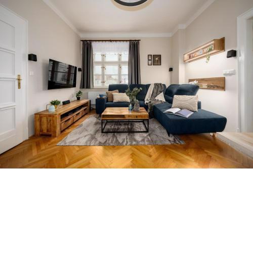 Prague Days - Family 2BDR Apt - AC - Darts - Netflix - Hip District