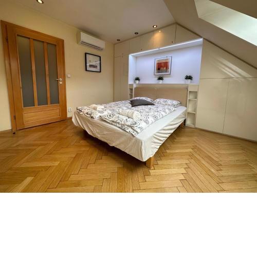 Prague Duplex 2BR Apart w. AC in New Town